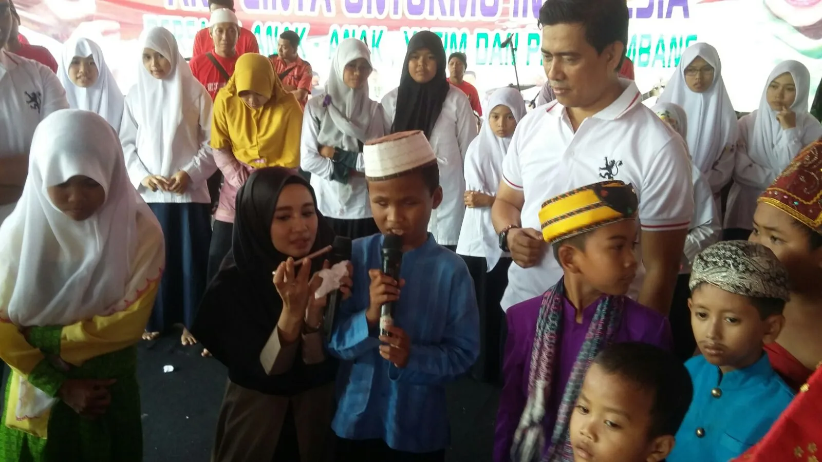 Bella kembali melakukan ibadah pasca mengenakan hijab © KapanLagi.com®/Sahal Fadhli