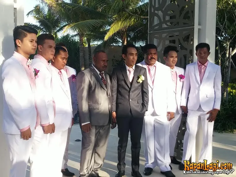 Suryono bersama bestman siap menuju altar perkawinan. ©KapanLagi.com®