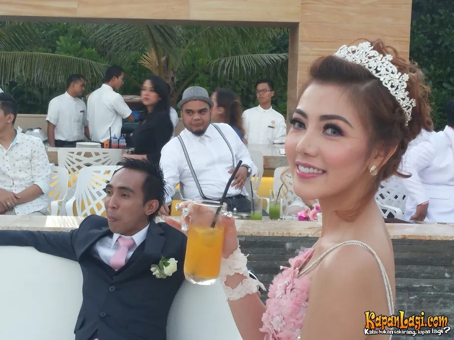 Bella dan sang suami di predining di Skybar Hotel Mulia. ©KapanLagi.com®