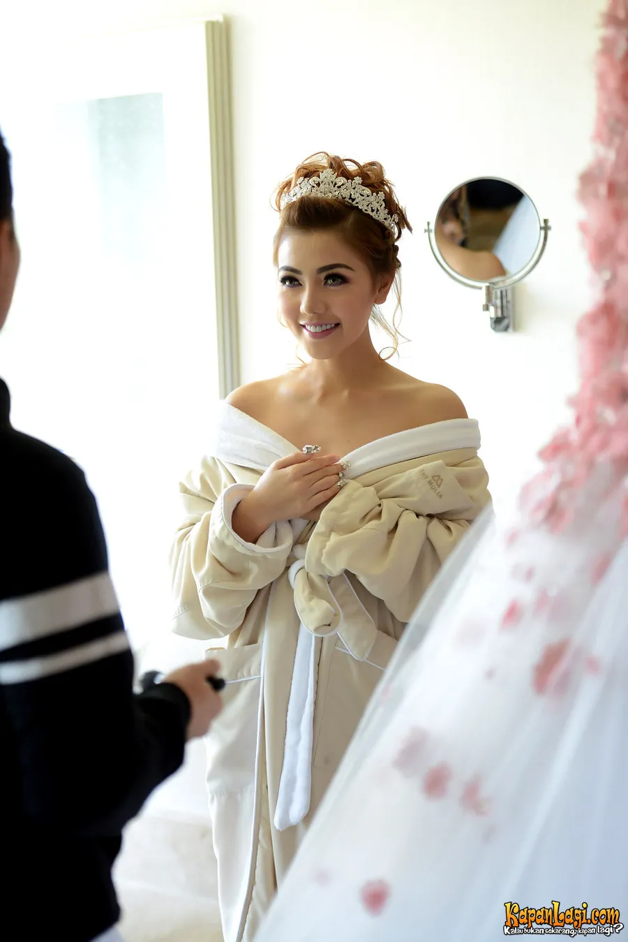Bella Shofie tengah proses make up dan lantas fitting baju pengantin. ©KapanLagi.com®/Bambang E Ros
