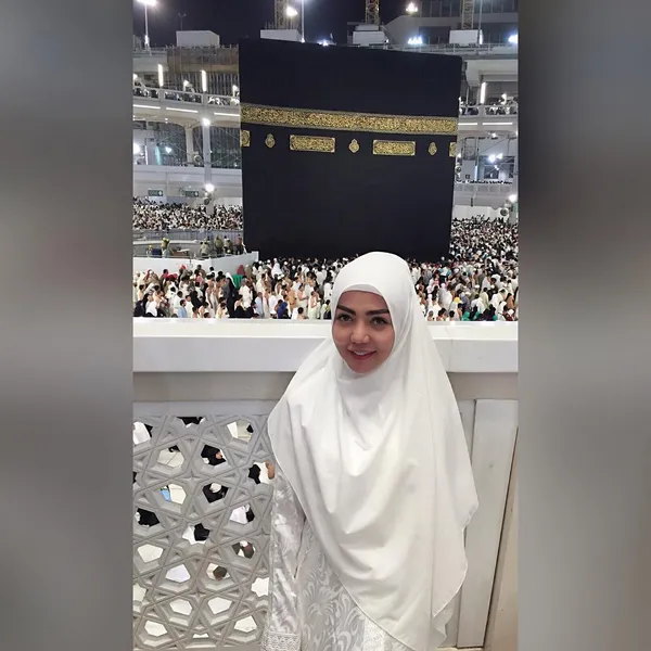 Bella Shofie doakan haters saat berada di Mekah. ©instagram.com/bellashofie_suryo