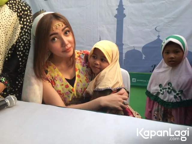 Bella Shofie pilih santuni anak yatim daripada meratapi perceraiannya/©KapanLagi.com®/Dedi Rahmadi