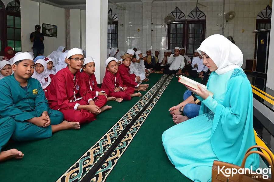 Bella Shofie santuni 2000 anak yatim di beberapa kota besar di Indonesia. ©KapanLagi.com/Bambang E Ros