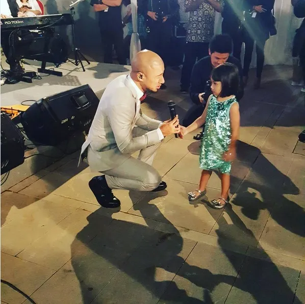 Selain Bunga, ada juga Marcell Siahaan yang hibur tamu undangan. /©instagram.com/rjnikijuluw