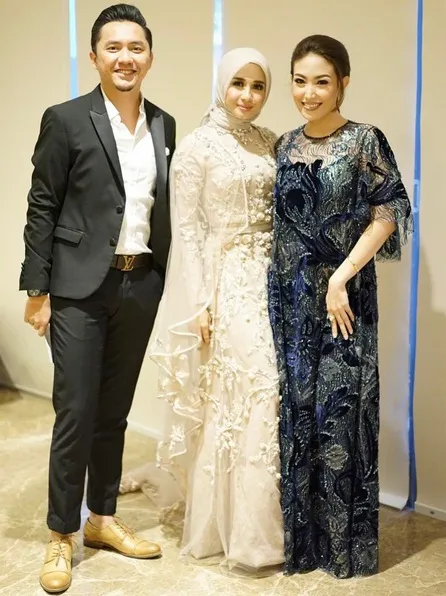 Omesh dan Ayu Dewi ditunjuk sebagai MC dari acara resepsi ini. /©instagram.com/mrsayudewi