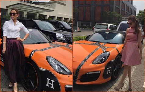 Pose-pose Bella bersama mobil Porsche oranye miliknya / © Instagram
