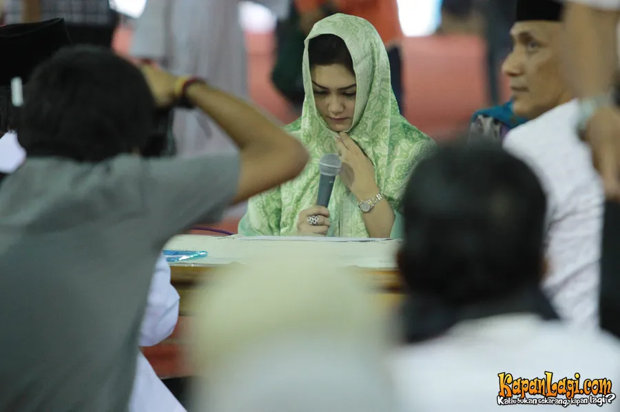 Bella Saphira akhirnya menggelar resepsi pernikahan dengan Agus Surya Bakti.