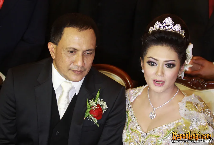 Bella Saphira dan sang suami sekaligus bulan madu ke tanah suci.