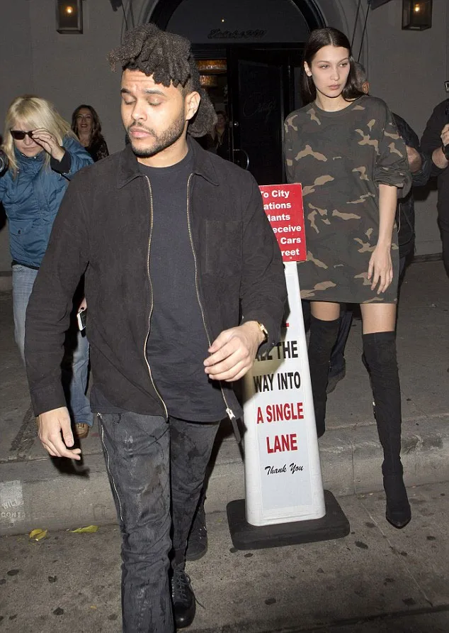 Bella Hadid kencan makan malam bareng pacar, The Weeknd. ©Splashnws via dailymail.co.kr