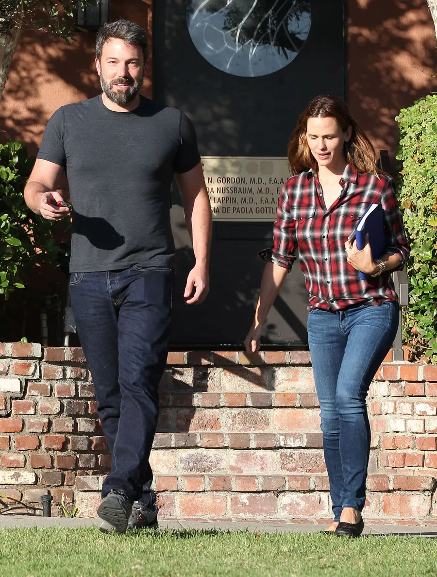 Ben Affleck dan Jennifer Garner dikabarkan masih tidur satu rumah © Fameflynet