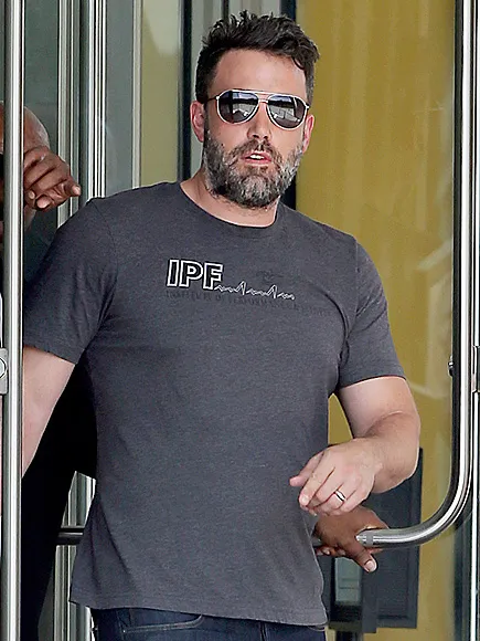 Ben Affleck masih menggunakan cincin kawin © Splashnews