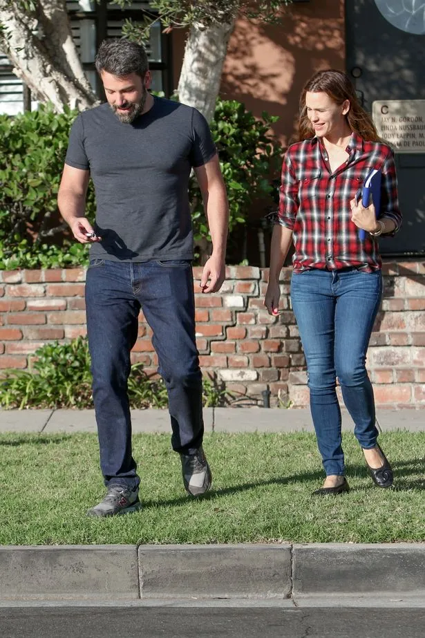 Ben Affleck dan Jennifer Garner tertangkap kamera berdua © Splashnews.com