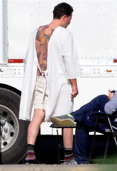 Tato norak berbentuk phoenix di punggung Ben Affleck. ©today.com