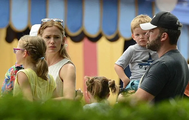 Anak-anak Ben Affleck dan Jennifer Garner dikabarkan sedih © Fameflynet