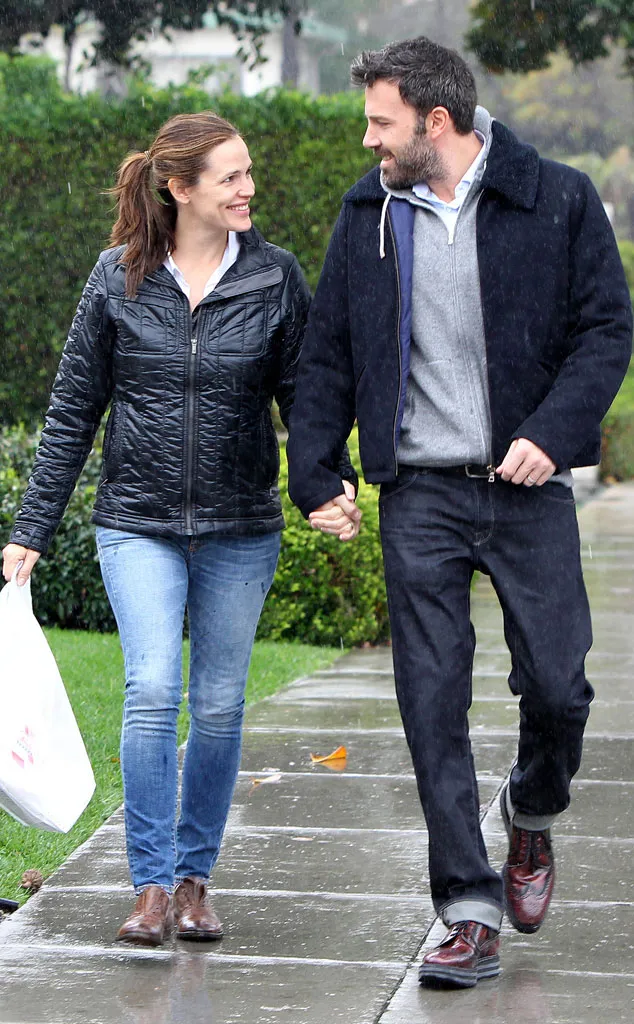 Ben dan Jennifer putuskan balik ke rumah mereka bersama ke-3 orang anaknya @ eonline.com
