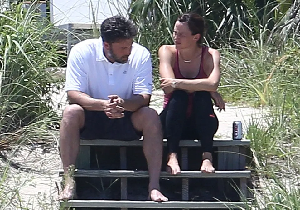 Ben dan Jennifer tertangkap ngobrol serius ©fameflynet.com