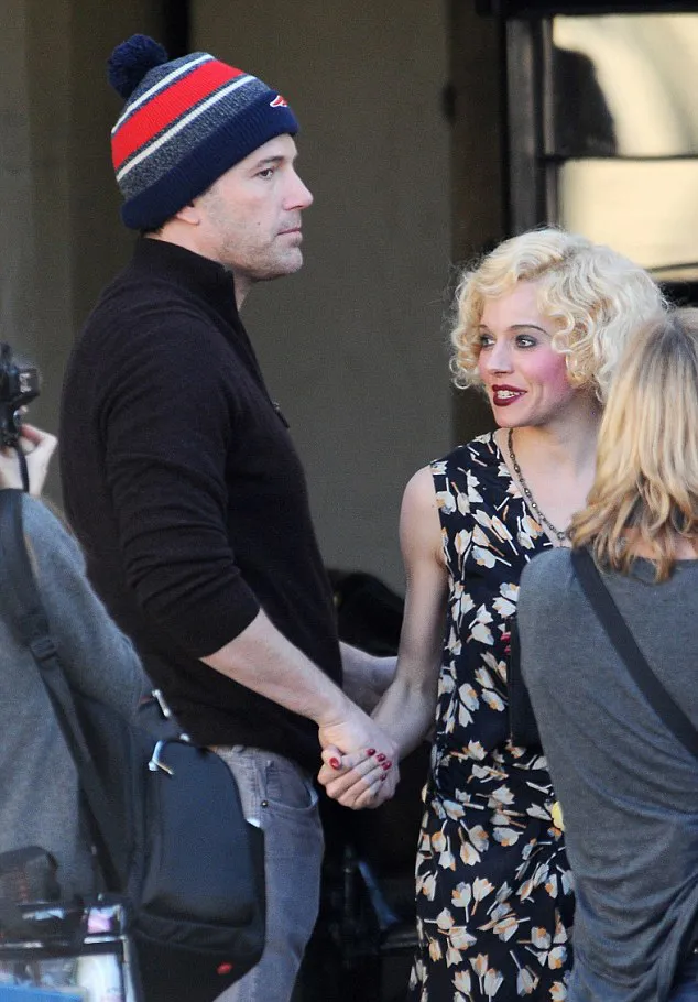 Ben gandeng tangan Sienna © dailymail.co.uk