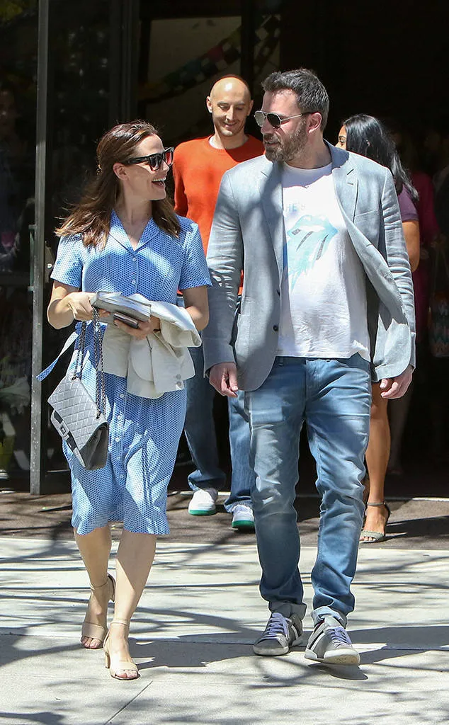 Jennifer tetap tersenyum saat bersama Ben © eonline.com