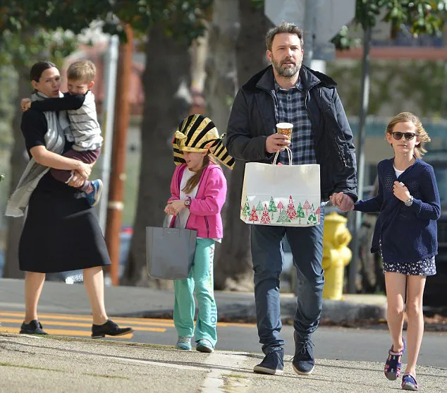 Ben dan Jennifer ke gereja bareng anak-anaknya © dailymail.co.uk