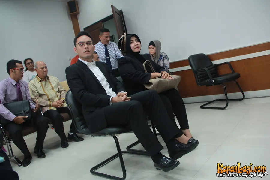 Ben dan Marshanda sempat bertemu di luar pengadilan. ©KapanLagi.com®