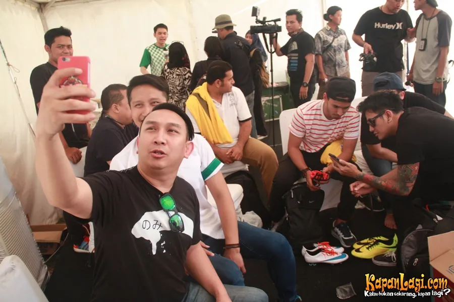 Sejumlah artis ikut mmemeriahkan kompetisi sepak bola Liga Santri Nusantara 2015 © KapanLagi.com®Sahal Fadhli