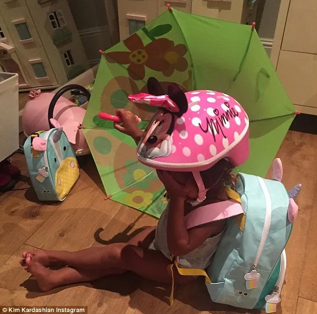 Nori sepertinya sedang alami bencana fashion, ya?/©Official Instagram Kim Kardashian