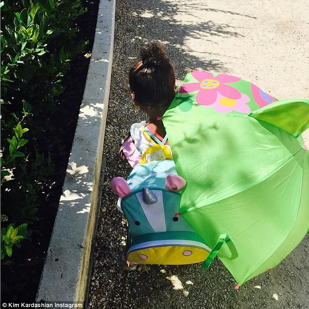 Nekat, Nori pakai outfit gagal cetar ini keluar rumah/©Official Instagram Kim Kardashian