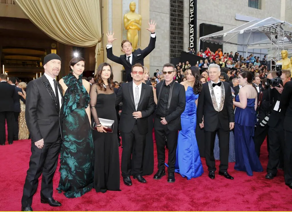 Aksi photobomb Benedict Cumberbatch.