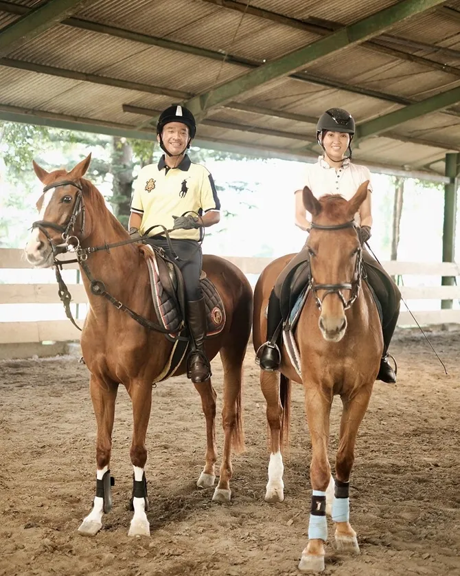 Foto kegiatan Bensu dan Wenda saat berkuda bersama © instagram.com/ruben_onsu