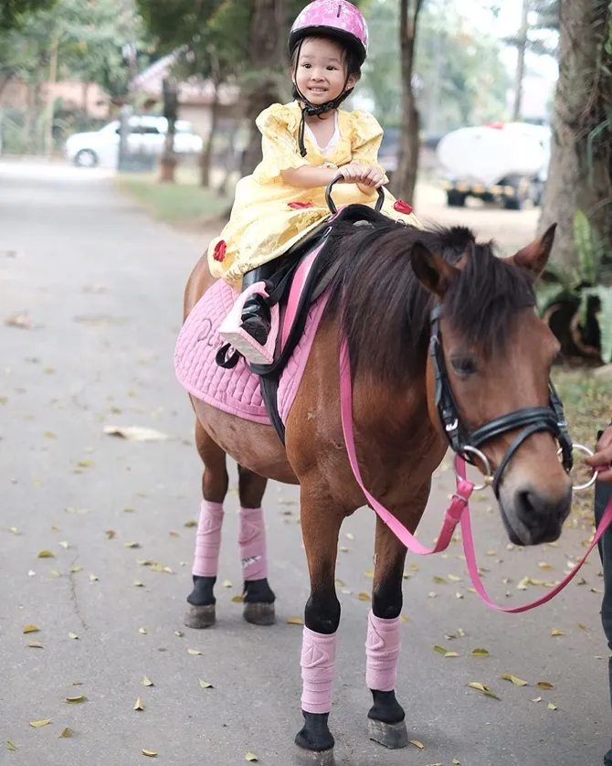 Thalia Putri Onsu berkuda dengan dress ala Princess Belle © instagram.com/sarwendah29