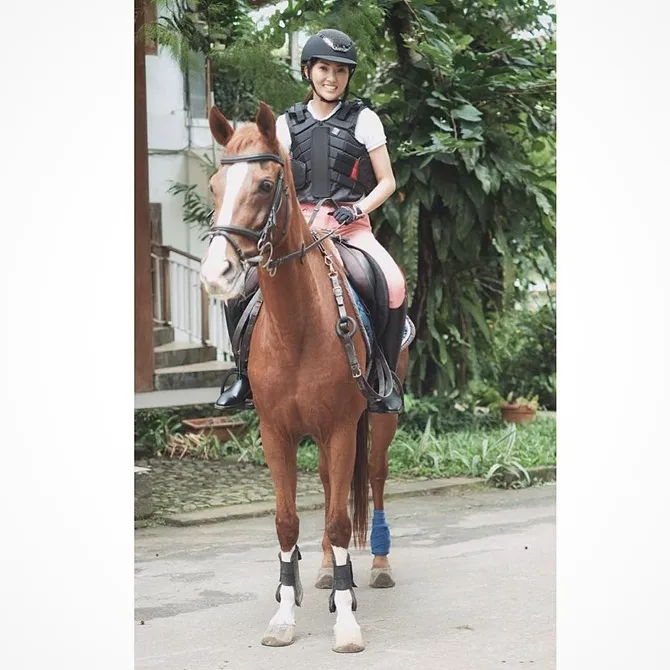 Sarwendah hobi berkuda (credit : instagram.com/ruben_onsu)