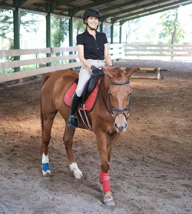 Sarwendah di arena berkuda (credit : instagram.com/ruben_onsu)