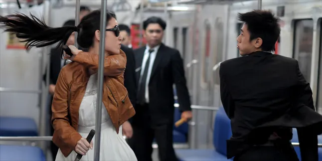 Hammer Girl di Dalam KRL