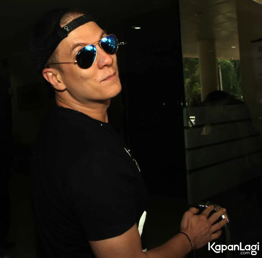 Bertrand bawa makanan untuk keluarga Jupe © KapanLagi.com®/Muhammad Akrom Sukarya