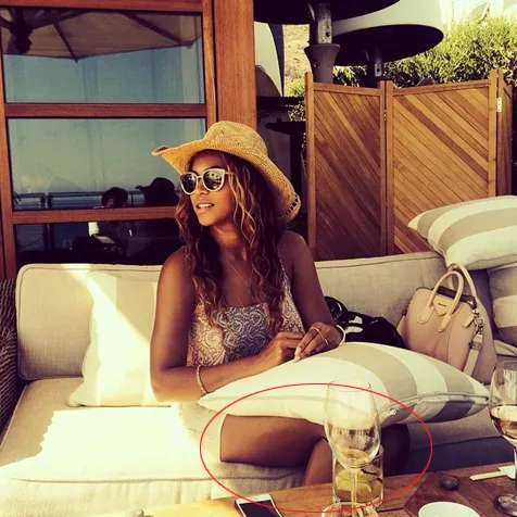 Sudah menemukan kejanggalan pada tanda merah ini? @instagram.com/beyonce