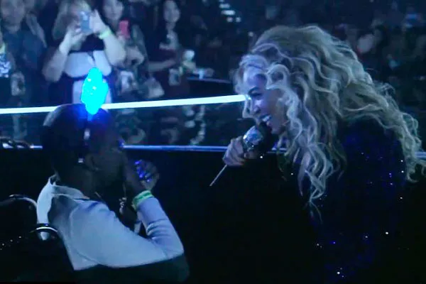 Pertemuan mengharukan antara Beyonce dan Taylon. ©YouTube
