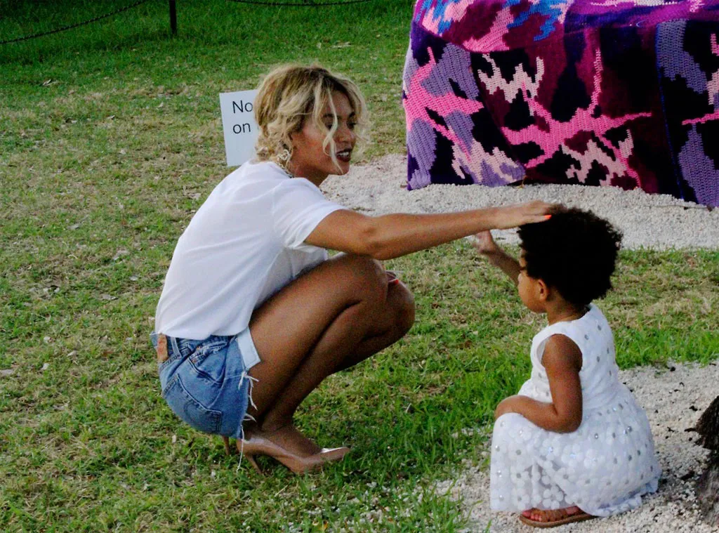 Beyonce dan Blue Ivy @ fameflynet.com