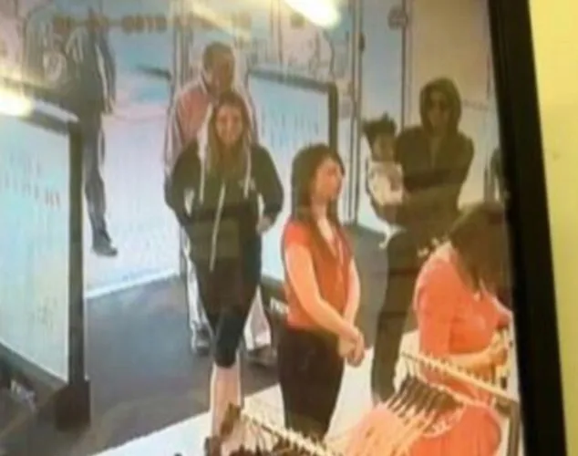 Beyonce dan anaknya di Mothercare @ dailymail.co.uk