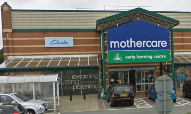 Suasana toko Mothercare @ dailymail.co.uk
