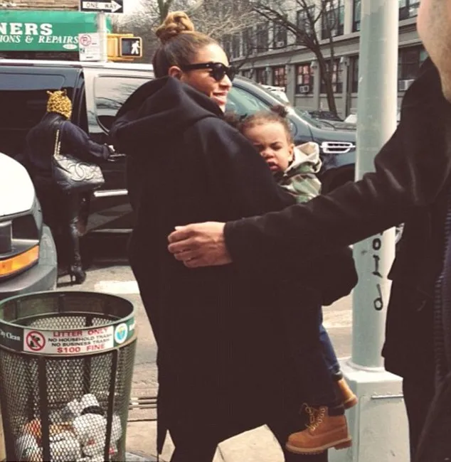 Beyonce dan Blue Ivy @ dailymail.co.uk