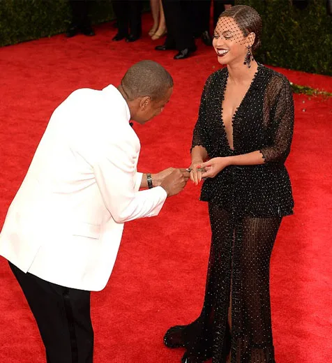 Seakan dunia milik berdua, keromantisan Beyonce dan Jay Z bakal bikin kalian iri @ dailymail.co.uk