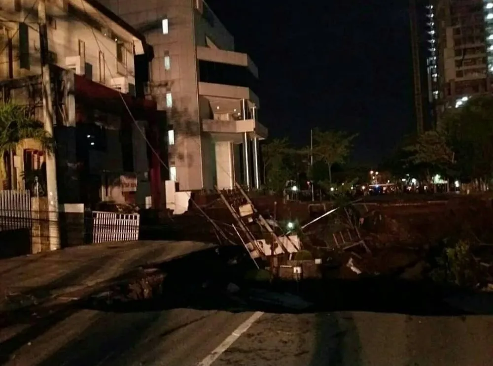 Jalan Surabaya Ambles © Twitter Sutopo_PN