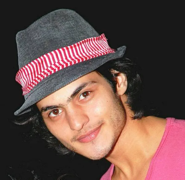 Aktor tampan Ravi Bhatia rela lakukan banyak pengorbanan dan perjuangan keras demi meraih mimpinya di dunia hiburan @indiaopines.com