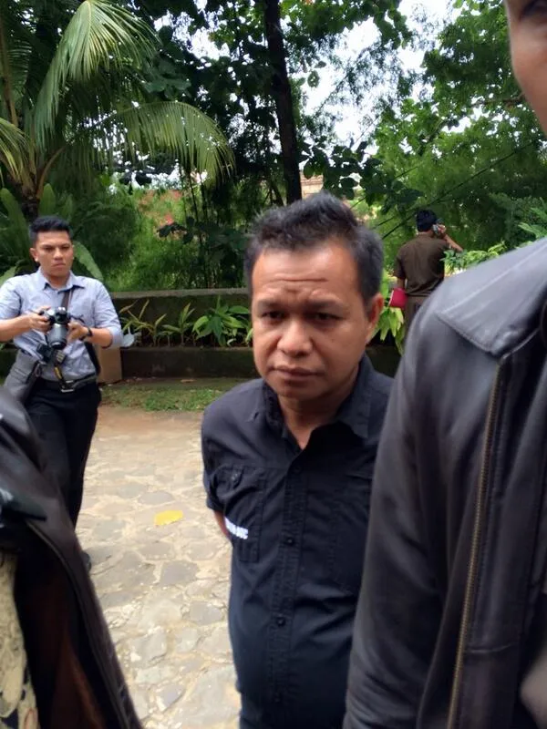 Penangkapan Dewi Perssik di rumahnya ©twitter Dewi Perssik