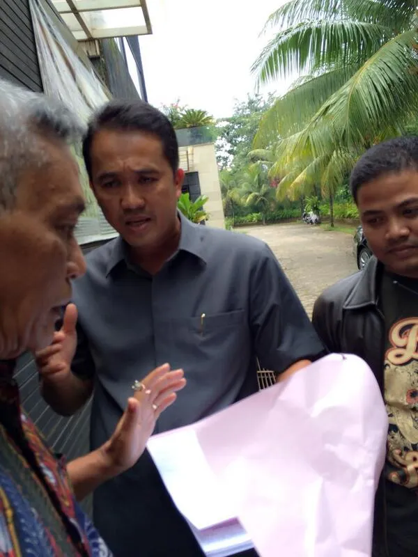 Penangkapan Dewi Perssik di rumahnya ©twitter Dewi Perssik