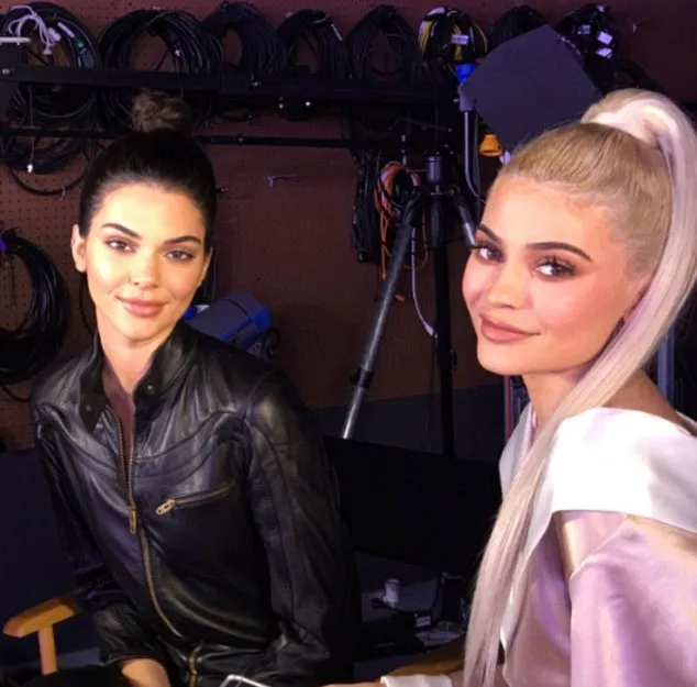 Bibir Kendall Jenner terlihat lebih tebal dan sensual © Twitter.com/kendalljenner