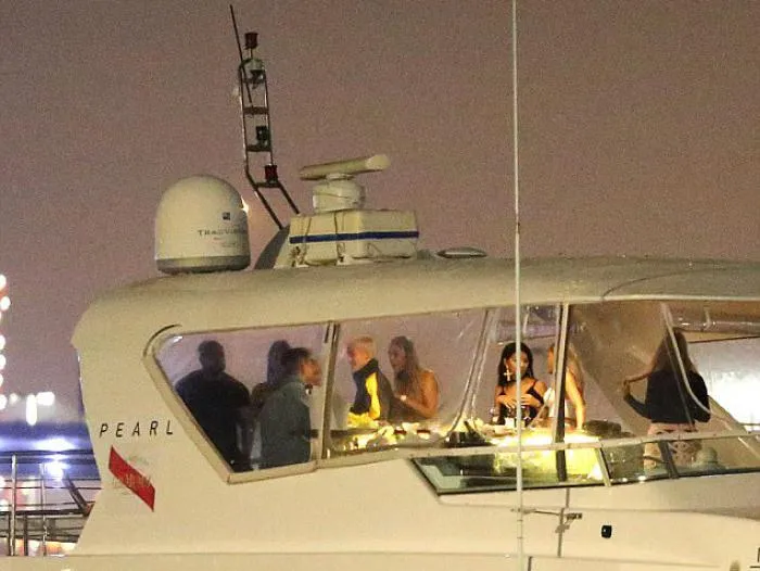 Bieber Saat Berada di Yacht © Daily Telegraph