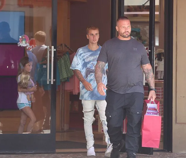 Setelah berbelanja, adik Justin Bieber menggendong sebuah boneka via Dailymail.co.uk