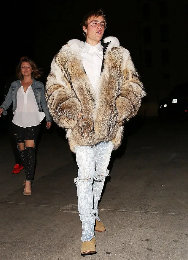 Justin Bieber mengenakan fur coat mewah saat jalan-jalan di kota Los Angeles © splashnews.com