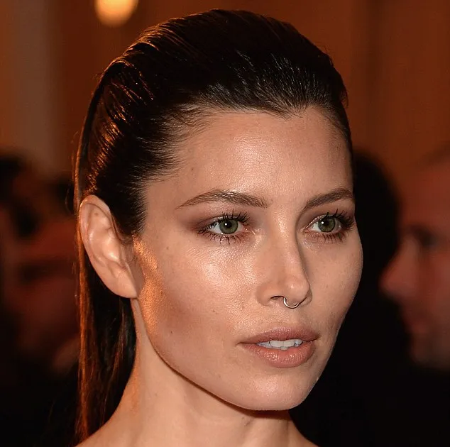 Jessica Biel dan tindik di hidung @ dailymail.co.uk